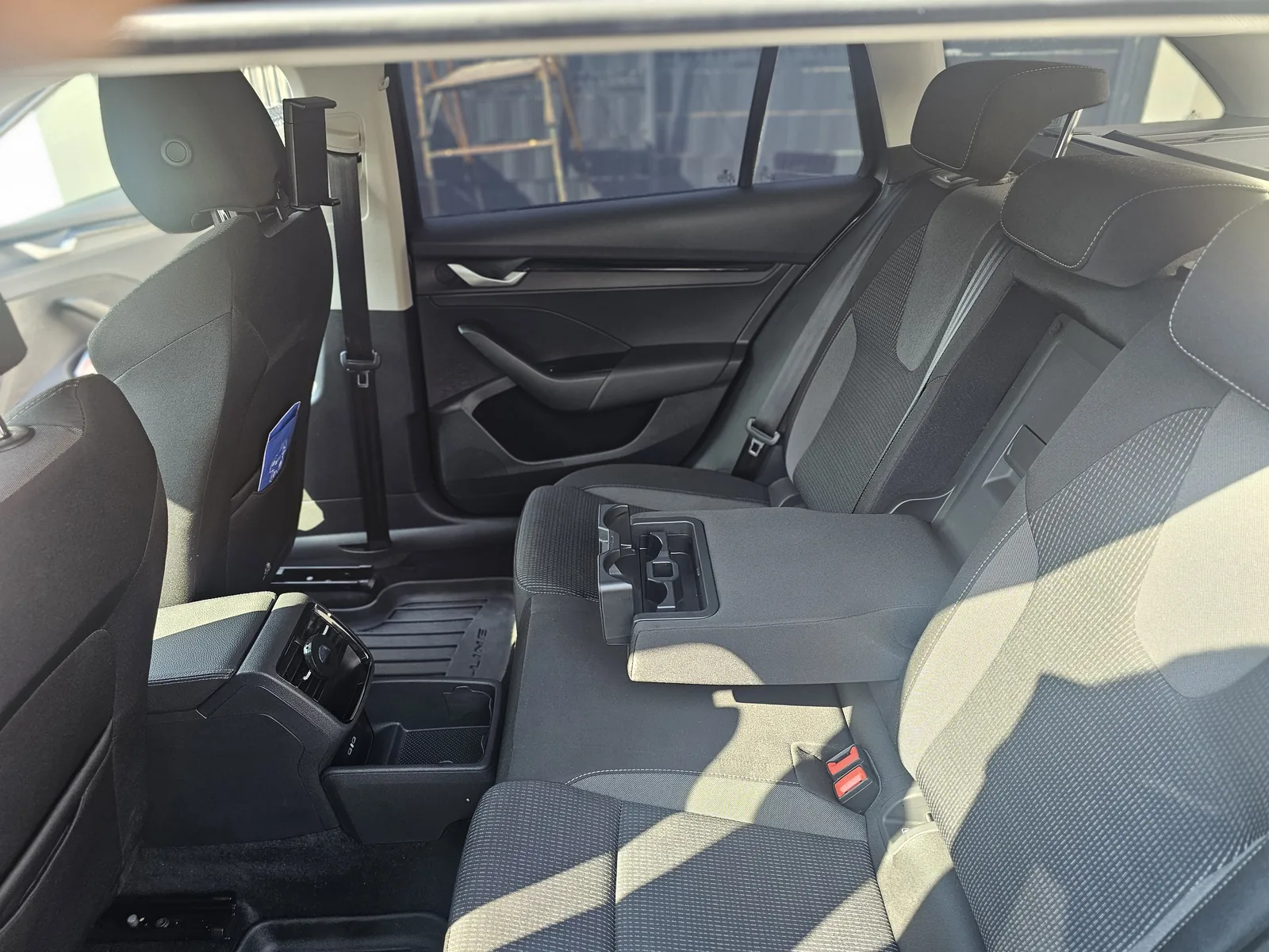 Banquette arrière du véhicule Kevin Taxi avec accoudoir central